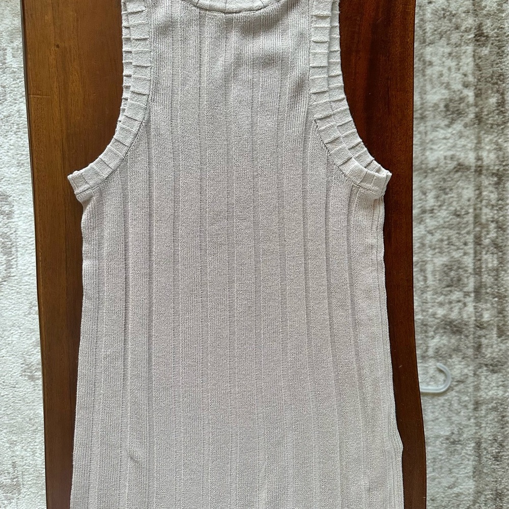 H&M tank top comfortable and very stretchy, perfect for the summer! - Picture 2 of 4